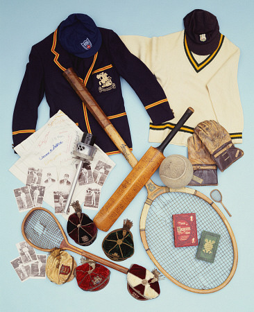 A Selection Of Cricket And Tennis Sporting Memorabilia de 