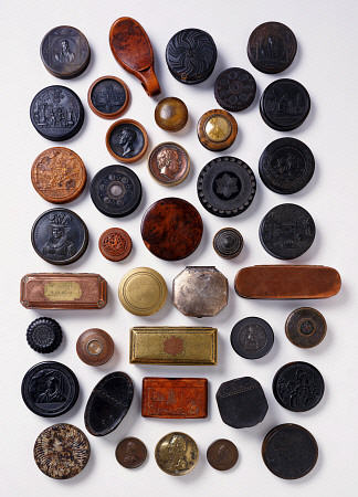 A Selection Of Snuff And Tobacco Boxes, 18th / 19th Century de 