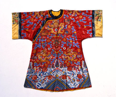 A Semi Formal Robe Of Red Satin Embroidered In Silks And Gilt Thread With Dragons Amidst Scrolling C de 