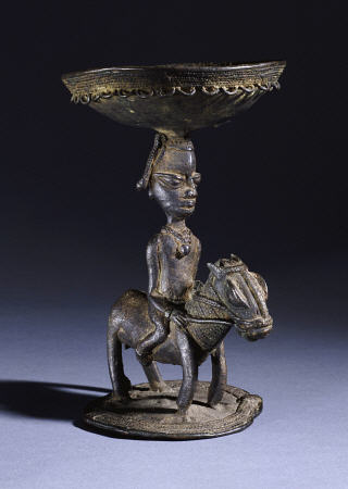 A Yoruba Bronze Ritual  Vessel, Probably For Ifa Divination, 18th Century, 20cm High de 