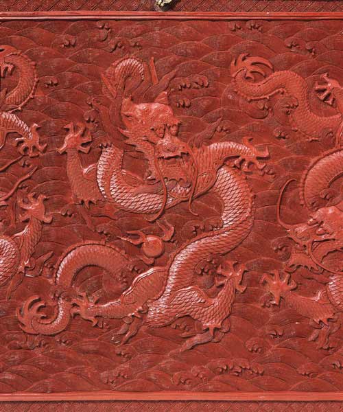 A Very Rare Imperial Cinnabar Lacquer ''Nine-Dragon'' Portable Tea-Ceremony Chest (Detail) de 