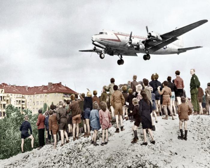 Berlin airlift : Blockade of Berlin by russian : Berliners looking at arrival of planes, approaching de 