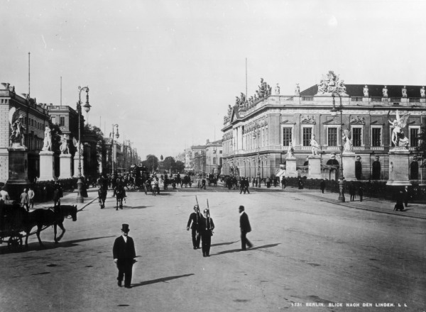 Berlin,Blick von Schloßbrücke a.Denkmal de 