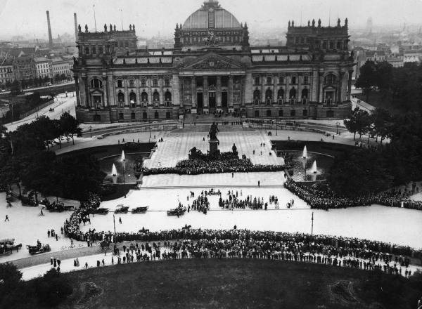 The Reichstag from the Siegesaeule / 1912 de 
