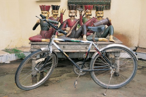 Bicycle at musicians statues , Udaipur, Rajasthan , India (photo)  de 