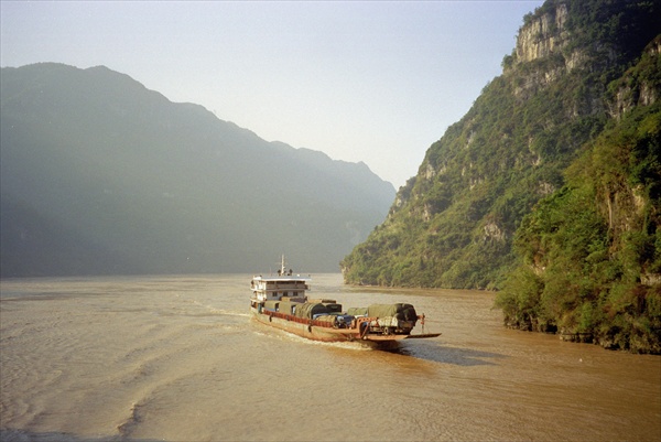 Boat on the Yangtse River, China, 2001 (colour photo)  de 