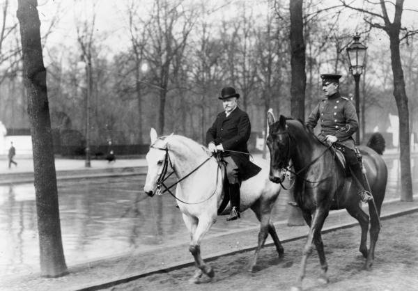 Buelow riding in the Tiergarten / c.1909 de 