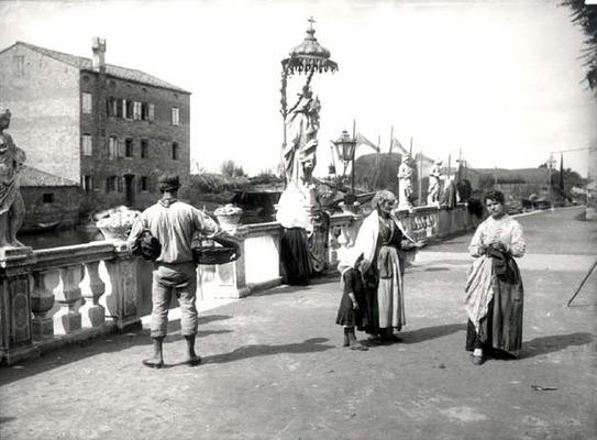 Beggars and Peasants, Chioggia (b/w photo) de 