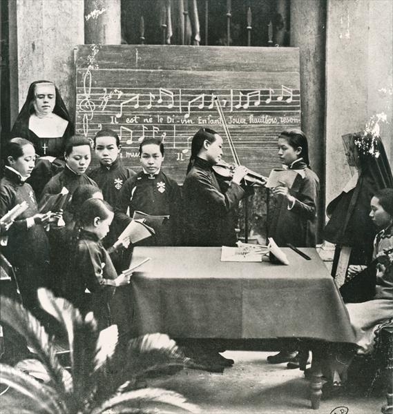 Carol practice in a French mission in China, early twentieth century (b/w photo)  de 