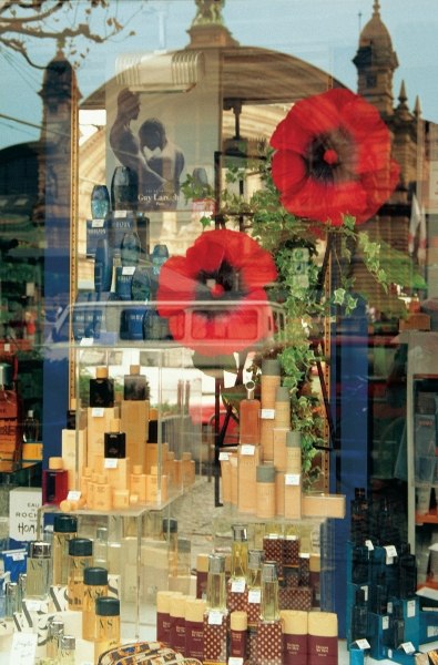 Central railway station reflected in perfumery shop front (photo)  de 