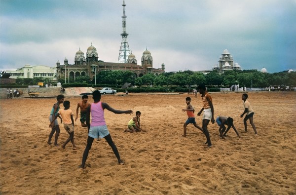 Children Playing at Marina beach, Chennai (photo)  de 