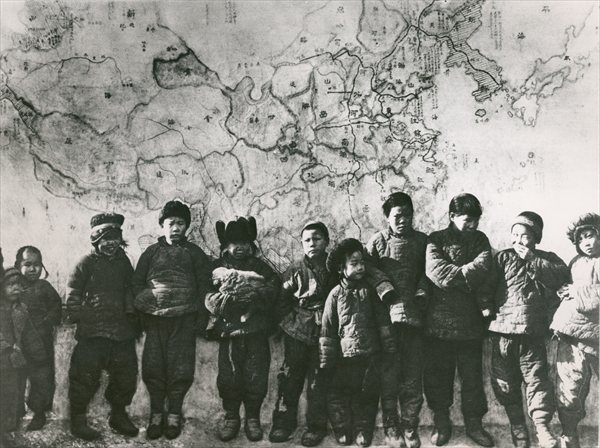 Chinese children in front of a mural, 1933 (b/w photo)  de 