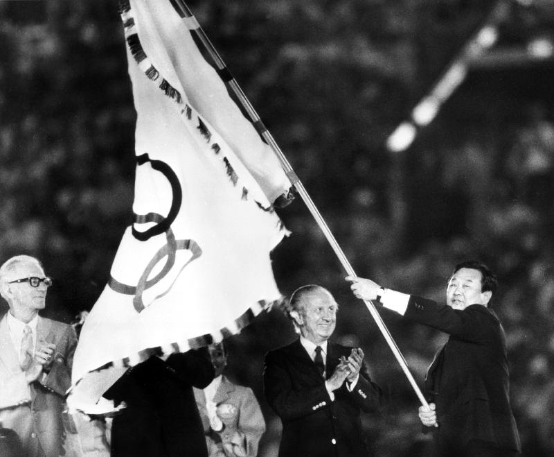 Closing ceremony of Olympic Games in Los Angeles: Mayor of Seoul, Bo Hyun Yum, with olympic flag, an de 