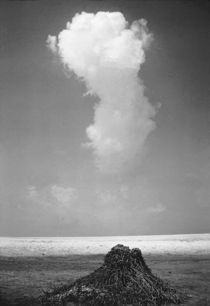 Cloud after atomic explosion (b/w photo)  de 