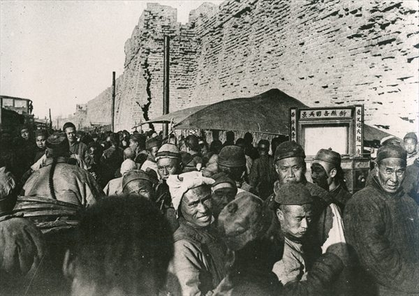 Crowd around a travelling theatre in Tien-Tsin, 1902 (b/w photo)  de 