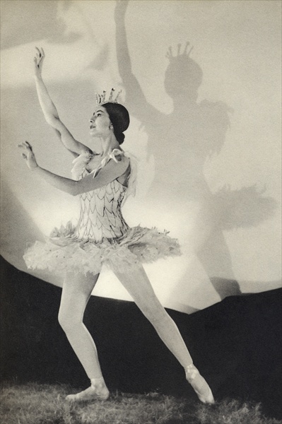 Dame Margot Fonteyn de Arias, from ''Footnotes to the Ballet'', published 1938 (b/w photo)  de 