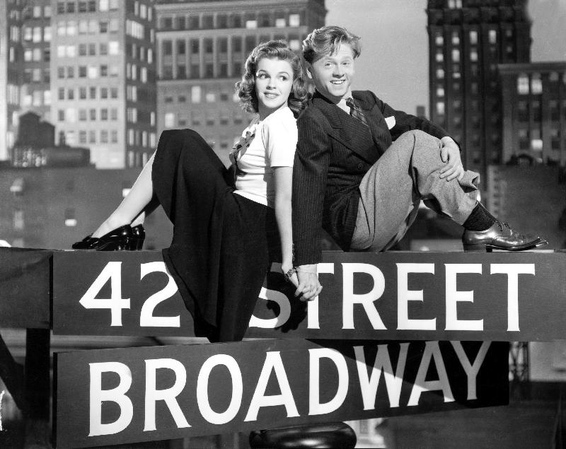 Debuts a Broadway BABES ON BROADWAY de BubsyBerkeley avec Judy Garland et Mickey Rooney de 