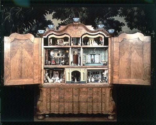 Doll's house cabinet made by Sara Ploos van Amstel (d.1760) 1743 (walnut veneer on oak) de 