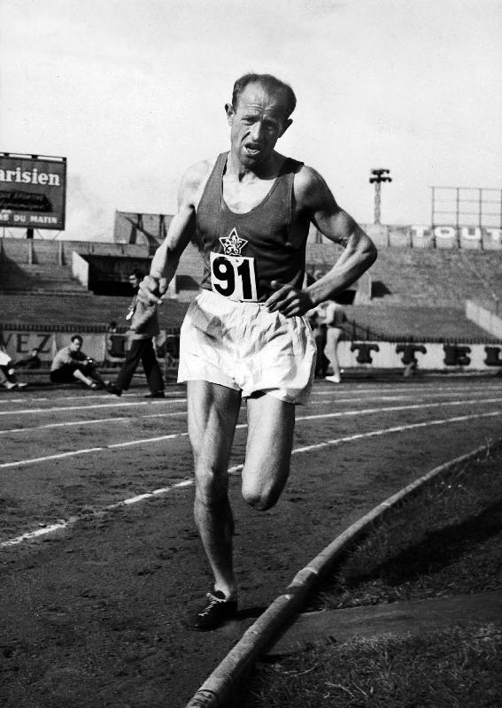 Emil Zatopek, czech runner during a 5000m race de 