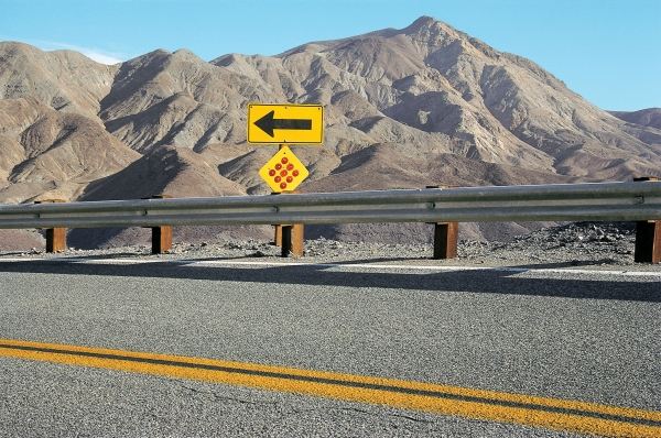 Empty road arrow-sign and dividing line (photo)  de 