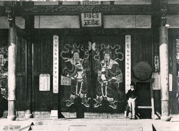 European man in front of Chinese temple, c.1860 (b/w photo)  de 