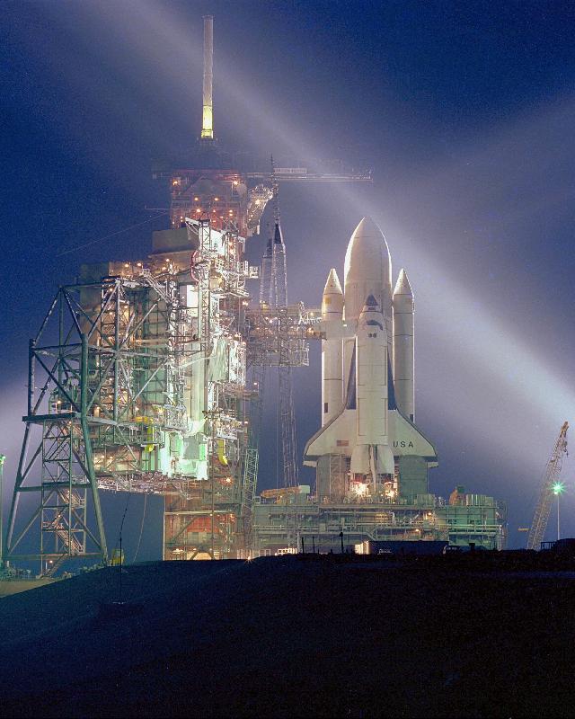 exposition nocturne de la navette spatiale Columbia pour sa 1ere mission STS-1 de 
