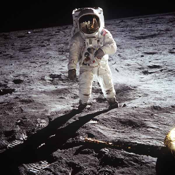 1st steps of human on Moon : American Astronaut Edwin Buzz Aldrinwalking on the moon during Apollo 1 de 