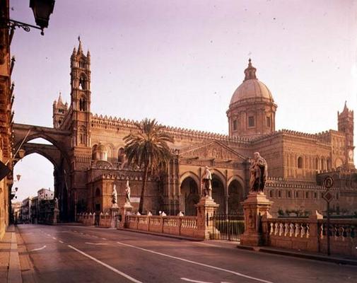 El Duomo, founded by Walter, Archbishop of Palermo ('Gualatiero Offamiglio') in 1185 (photo) de 