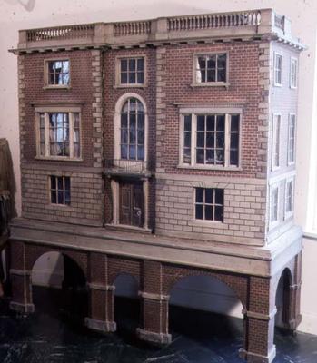 English balustraded doll's house with balcony, c.1775 de 