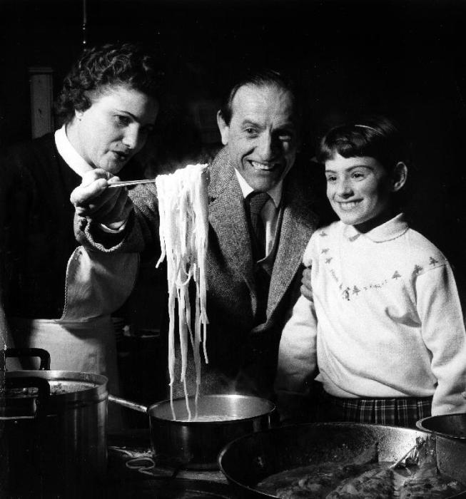 famille preparant des spaghetti et du poisson repas nourriture family preparing fish and pasta casse de 