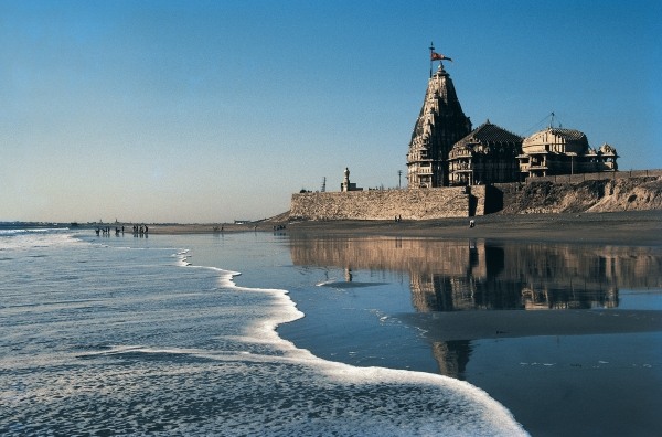 Famous temple of Shiva at Somnath beach (photo)  de 