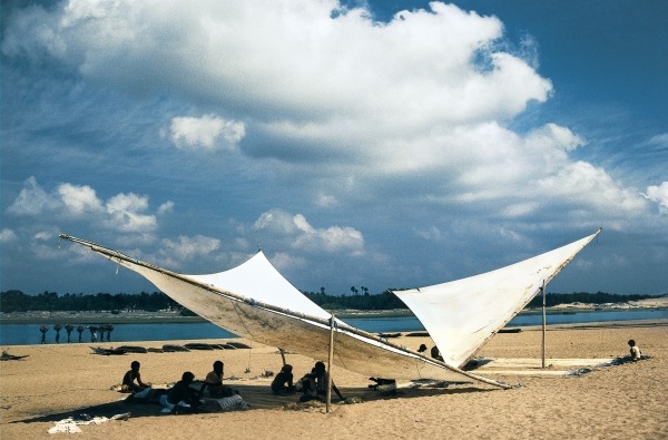 Fishermen mending their nets under shade of triangular sails, Gopalpur (photo)  de 