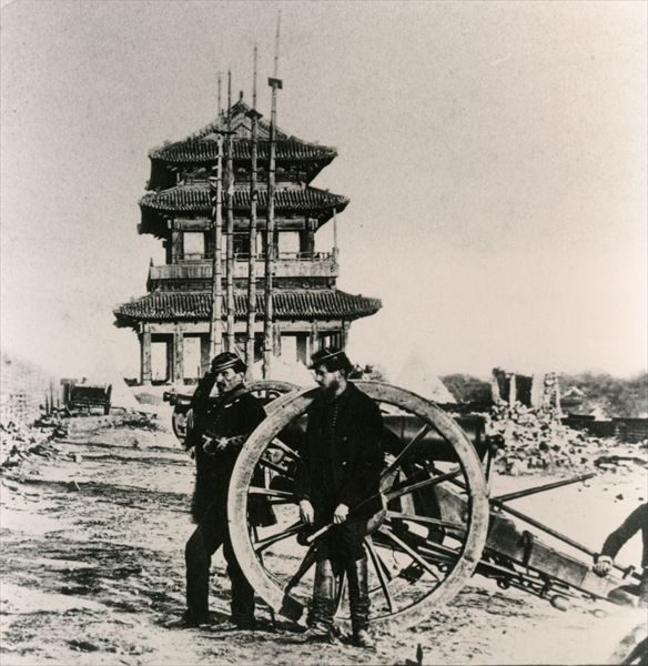 French soldiers by a cannon in Peking during the Anglo-French Expedition to China, 1860 (b/w photo)  de 