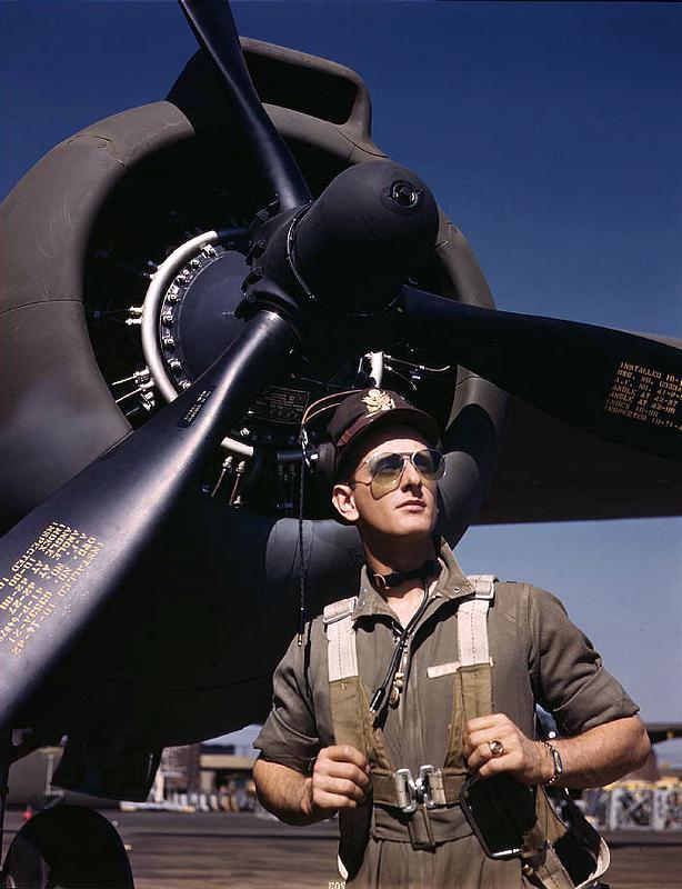 F.W. Hunter, Army test pilot, Douglas Aircraft Company plant at Long Beach, Calif. de 