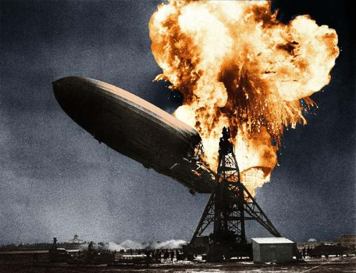 German dirigible LZ-129 Hindenburg here in flame when he arrived in Lakehurst airport near New York de 