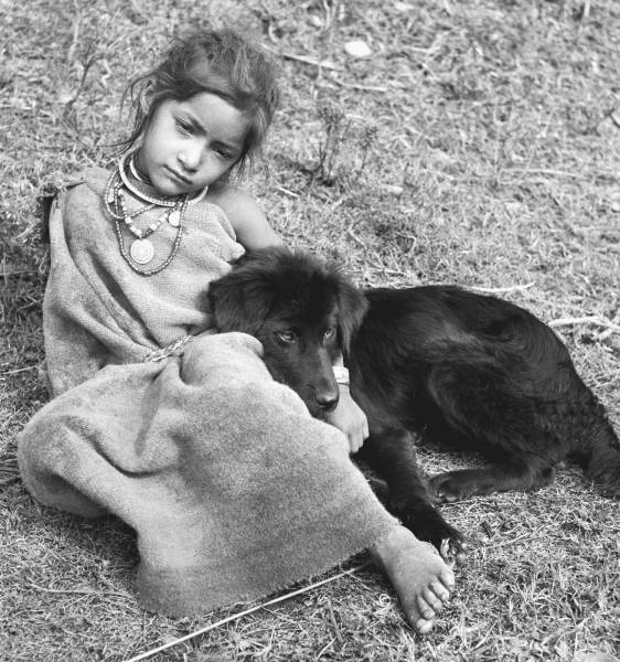 Girl and dog, Garhwal (b/w photo)  de 