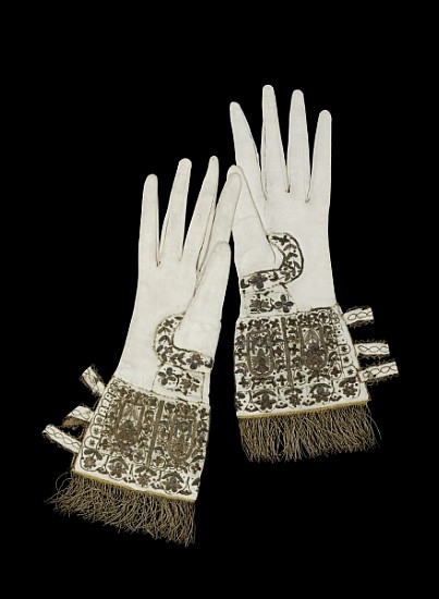 Gloves presented to Queen Elizabeth I on her visit to Oxford University in 1566 (textile and gold em de 