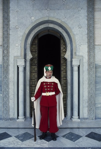 Guard in front of the tomb of Mohamed V of Morocco (1909-1961) (photo)  de 