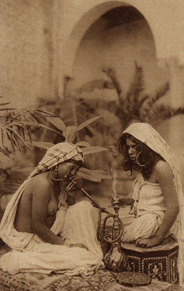 Harem girls smoking a hookah, from an early 20th century postcard (sepia photo)  de 