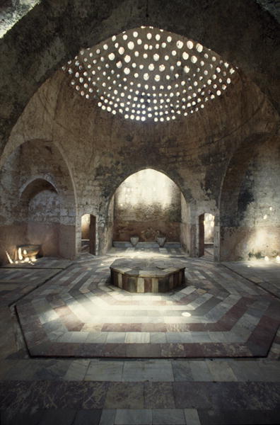 Interior of the Hammam al-Jadid, also called the ''New Bath'' (photo)  de 