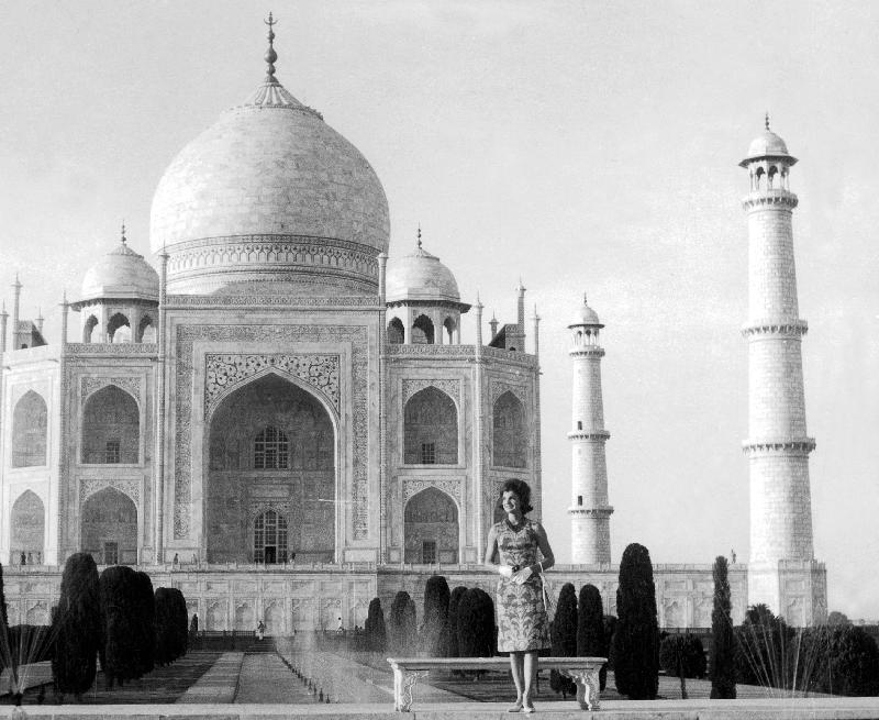 Jackie Kennedy in front of the Taj Mahal, India de 