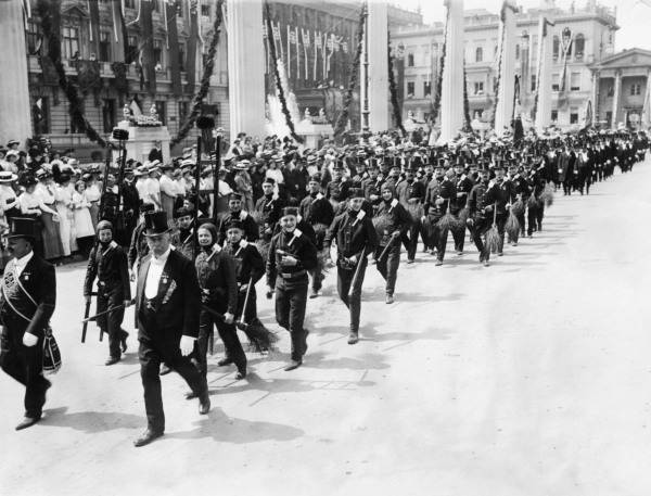 Chimney sweep procession / Berlin / 1913 de 