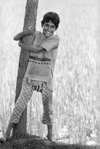 Kashmiri boy holding tree trunk (b/w photo)  de 