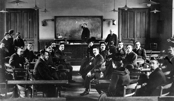 Lecture by Ferdinand Brunot at the Sorbonne, late 19th century (b/w photo)  de 