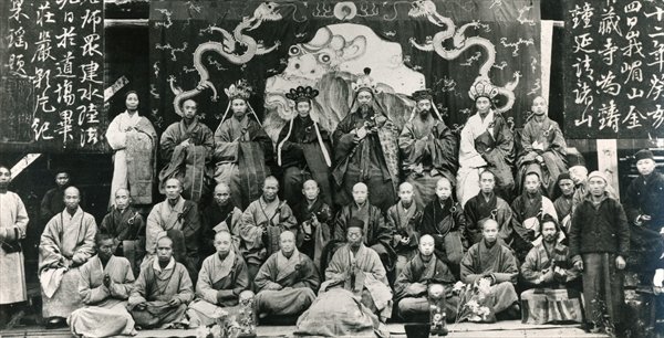 Meeting of Buddhist Monastery Superiors in China, late nineteenth century (b/w photo)  de 
