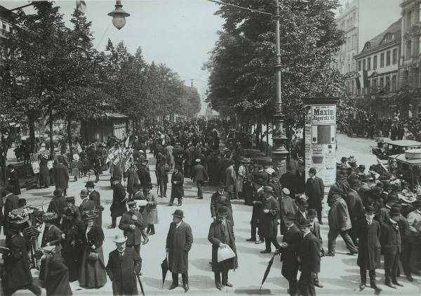 Crowds on the Lindenpromenade / 1910 de 