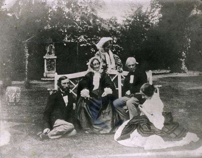 Michael Faraday (1791-1867) with his Niece Jane and John Tyndall (1820-93) 1858 (b/w photo)  de 