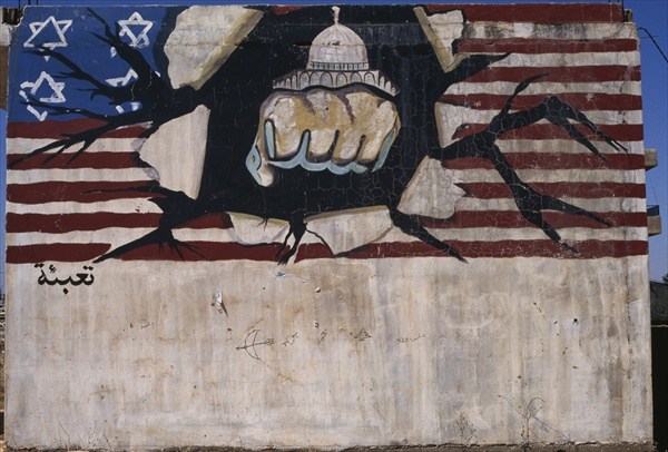 Mural depicting the Hezbollah punching the American flag (colour photo)  de 