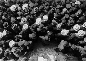 Bird''s eye view of crowds / Photo / 1910