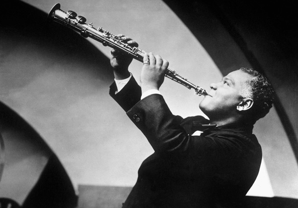 New Orleans jazzman Sidney Bechet here playing the soprano saxophone de 